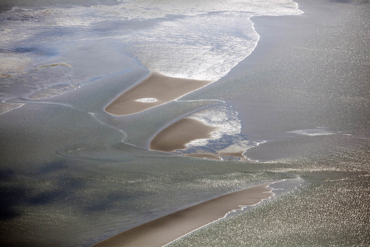 Waddenzee bij eb met droogvallende zandplaten