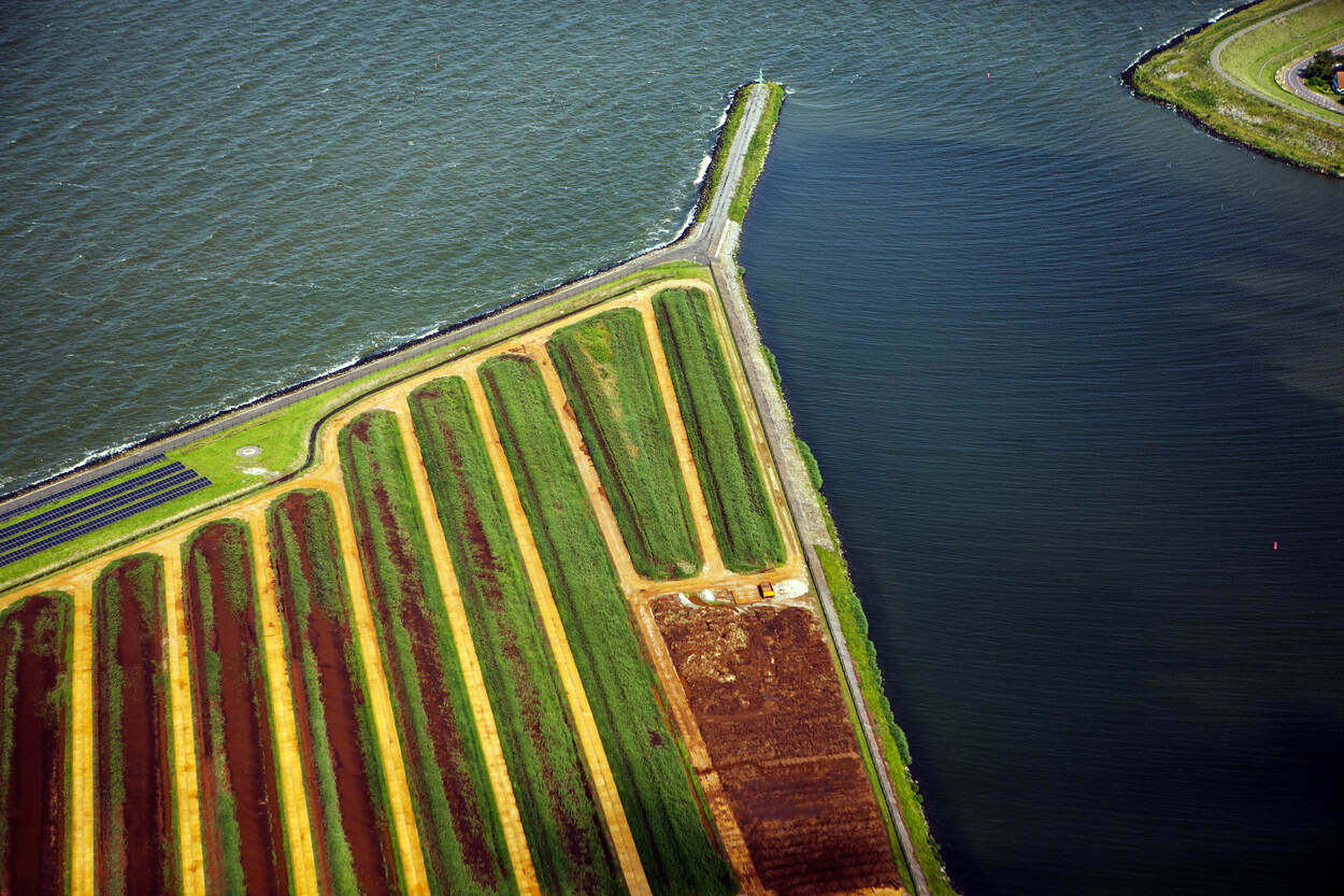 Luchtfoto van grondgebied en water bij Medemblik en IJsselmeer
