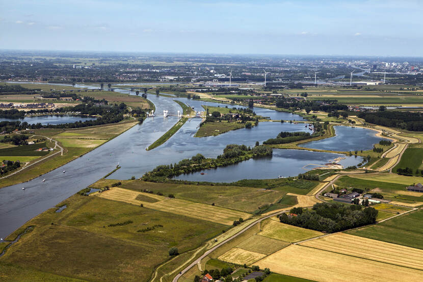 Stuwen en sluizen bij rivier de Lek in Utrecht