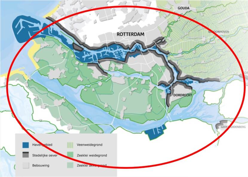 Een kaart van het Biesbosch-Rijnmaasmondingsgebied, rijkende van de Biesbosch tot de kust, en van Rotterdam tot Ouddorp en Moerdijk.