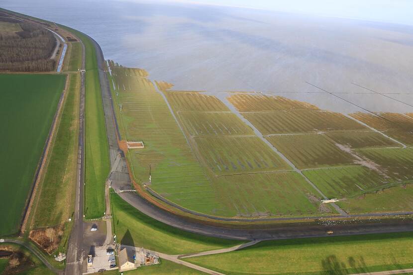 Luchtfoto van de Groningse Lauwersmeerdijk tussen Lauwersoog en de Westpolder
