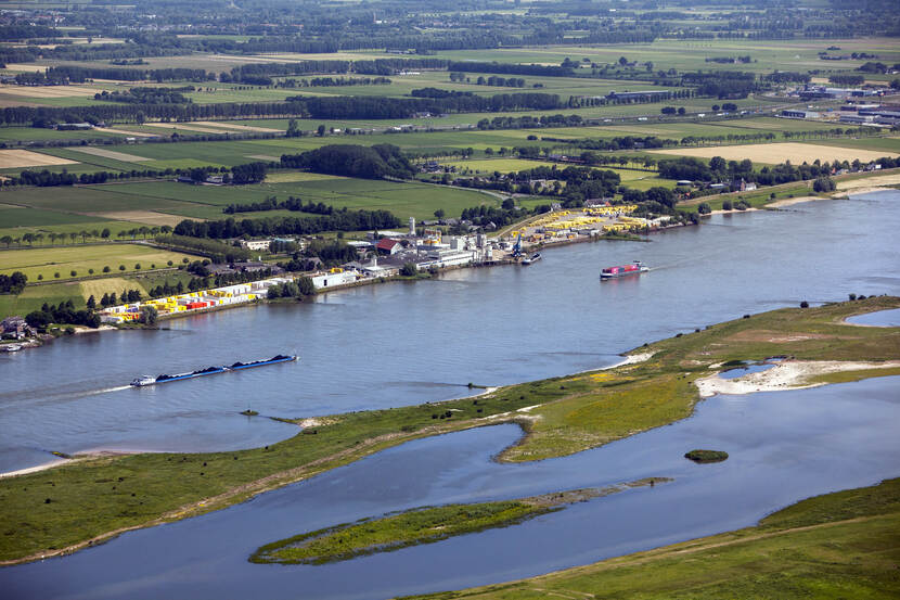 Maas bij Zaltbommel met Munnikenlandse kade